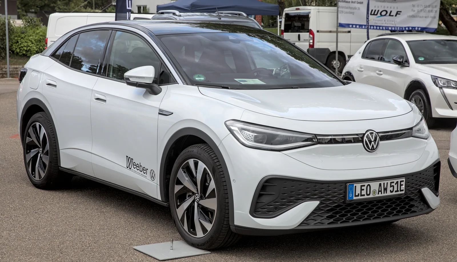 Volkswagen ID.5 2026 trois quarts avant gauche gris clair SUV coupé électrique stationnement concession