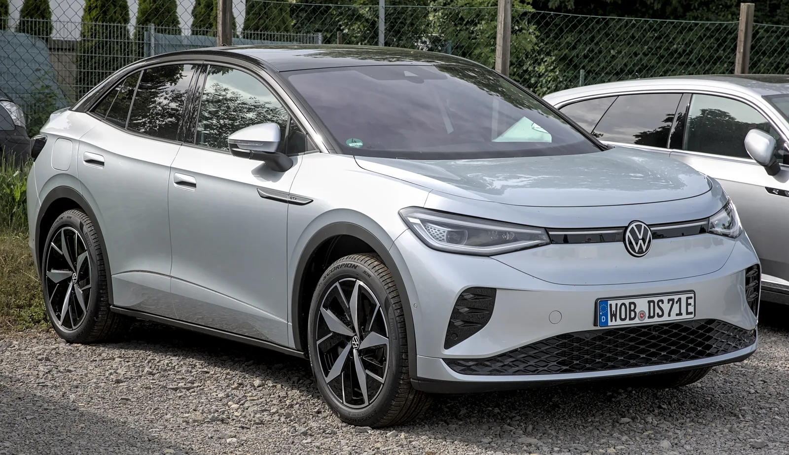 Volkswagen ID.5 GTX 2026 extérieur profil gris argent coupé SUV électrique vue 3/4 avant dynamique