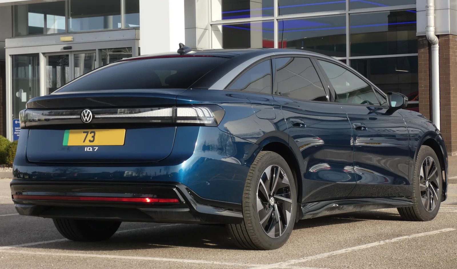 Volkswagen ID.7 2024 arrière berline électrique vue trois quarts droite feux LED