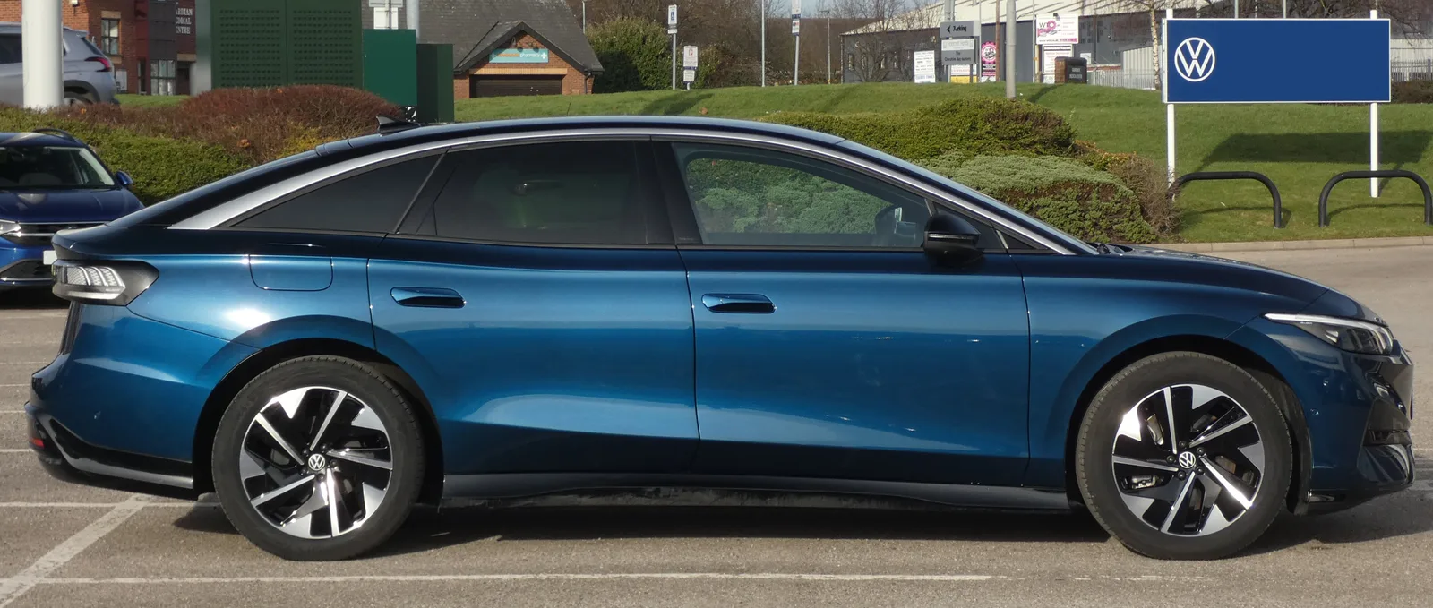 Volkswagen ID.7 2024 berline électrique profil latéral complet vue gauche