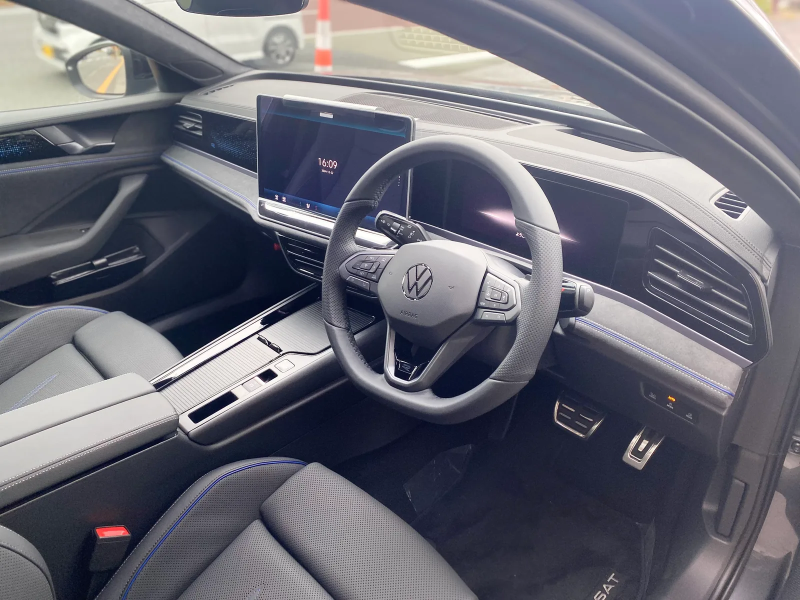 Volkswagen Passat R-Line intérieur cockpit tableau de bord écran 12.9 pouces