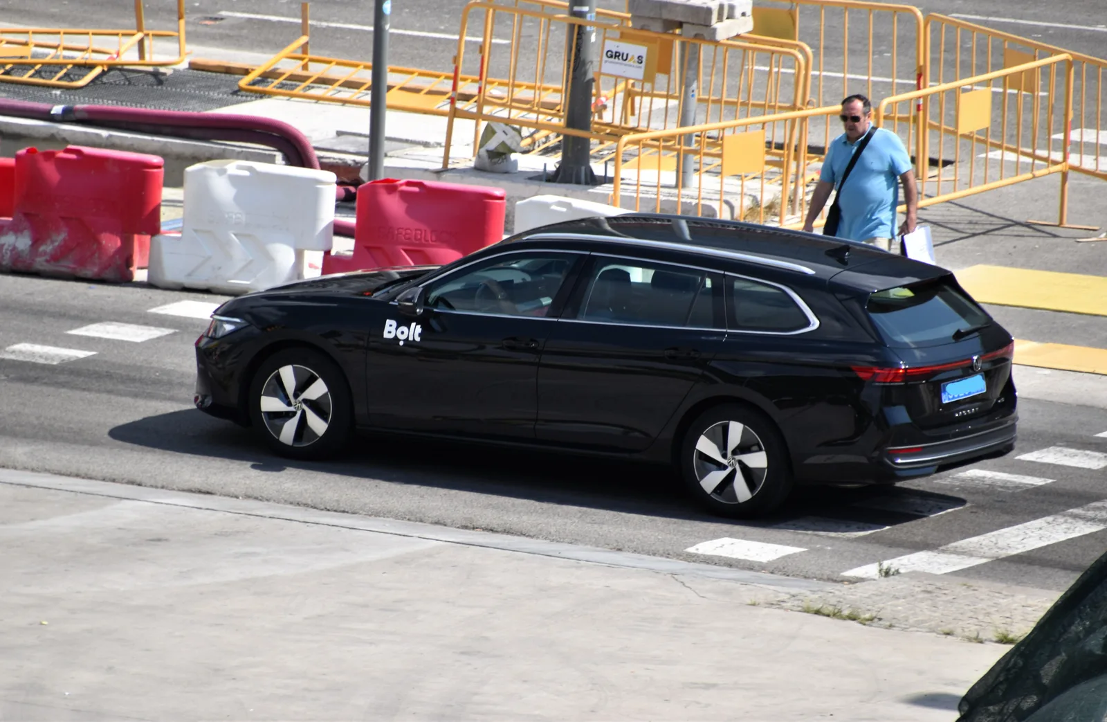 Volkswagen Passat Variant 2024 profil latéral break familial noir silhouette
