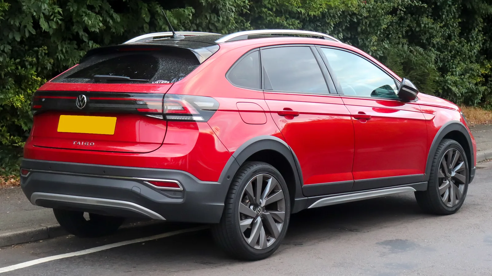 Volkswagen Taigo rouge vue arrière trois quarts SUV compact