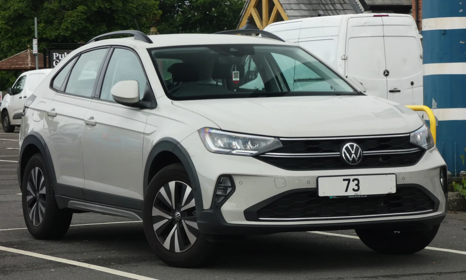 Volkswagen Taigo blanc vue de face rapprochée calandre et phares