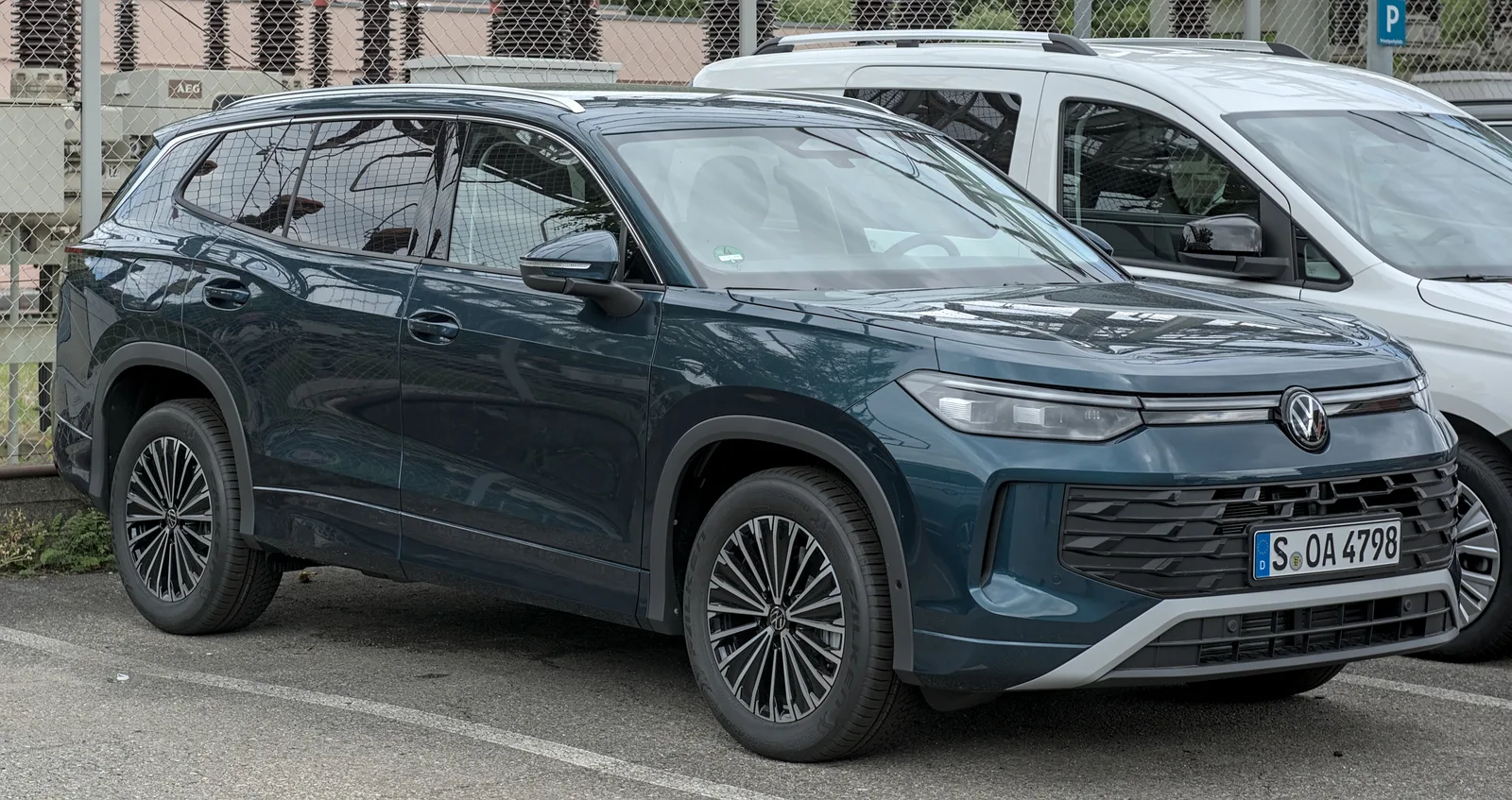 Volkswagen Tayron 2026 vue arrière trois quarts SUV familial sept places bleu gris
