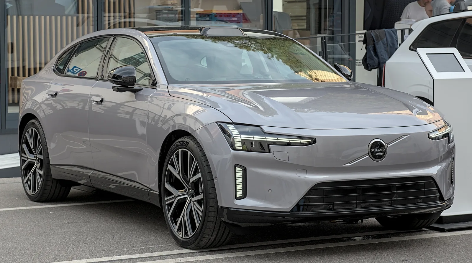 Volvo ES90 2026 : prix dès 75 900 €, autonomie 700 km, avis