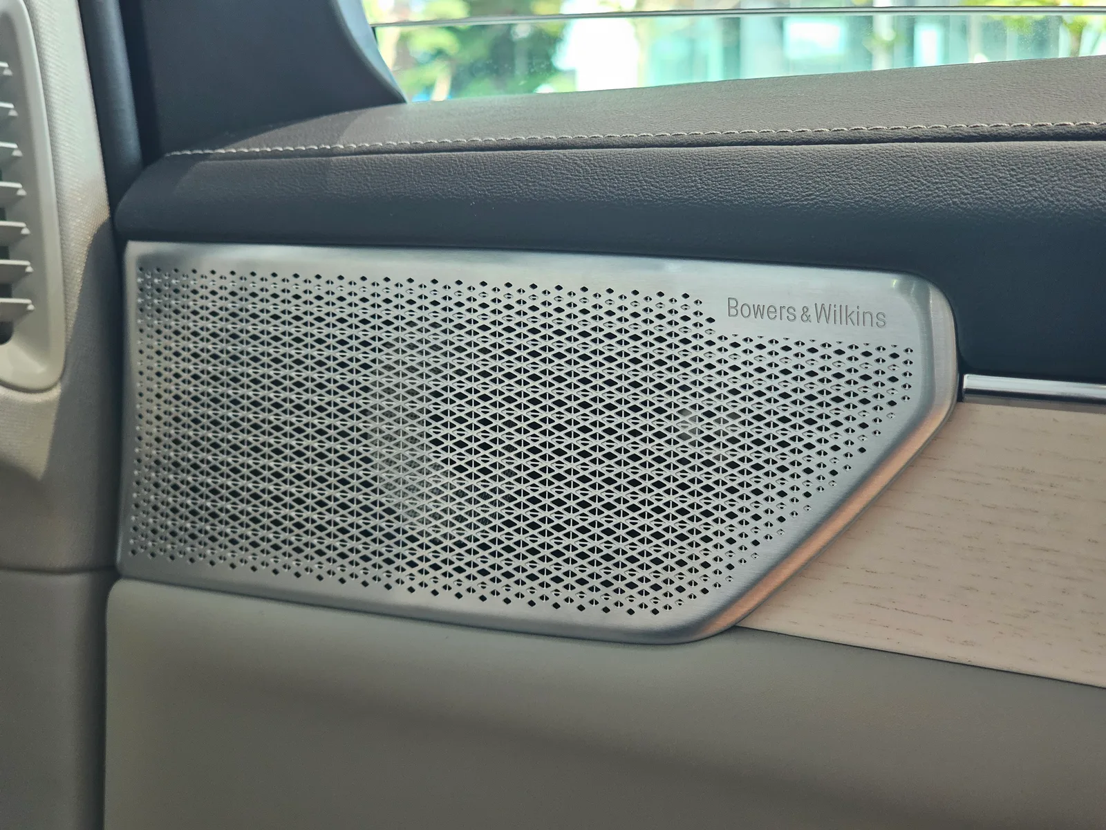 Volvo ES90 2026 détail intérieur système audio Bowers et Wilkins sur la portière