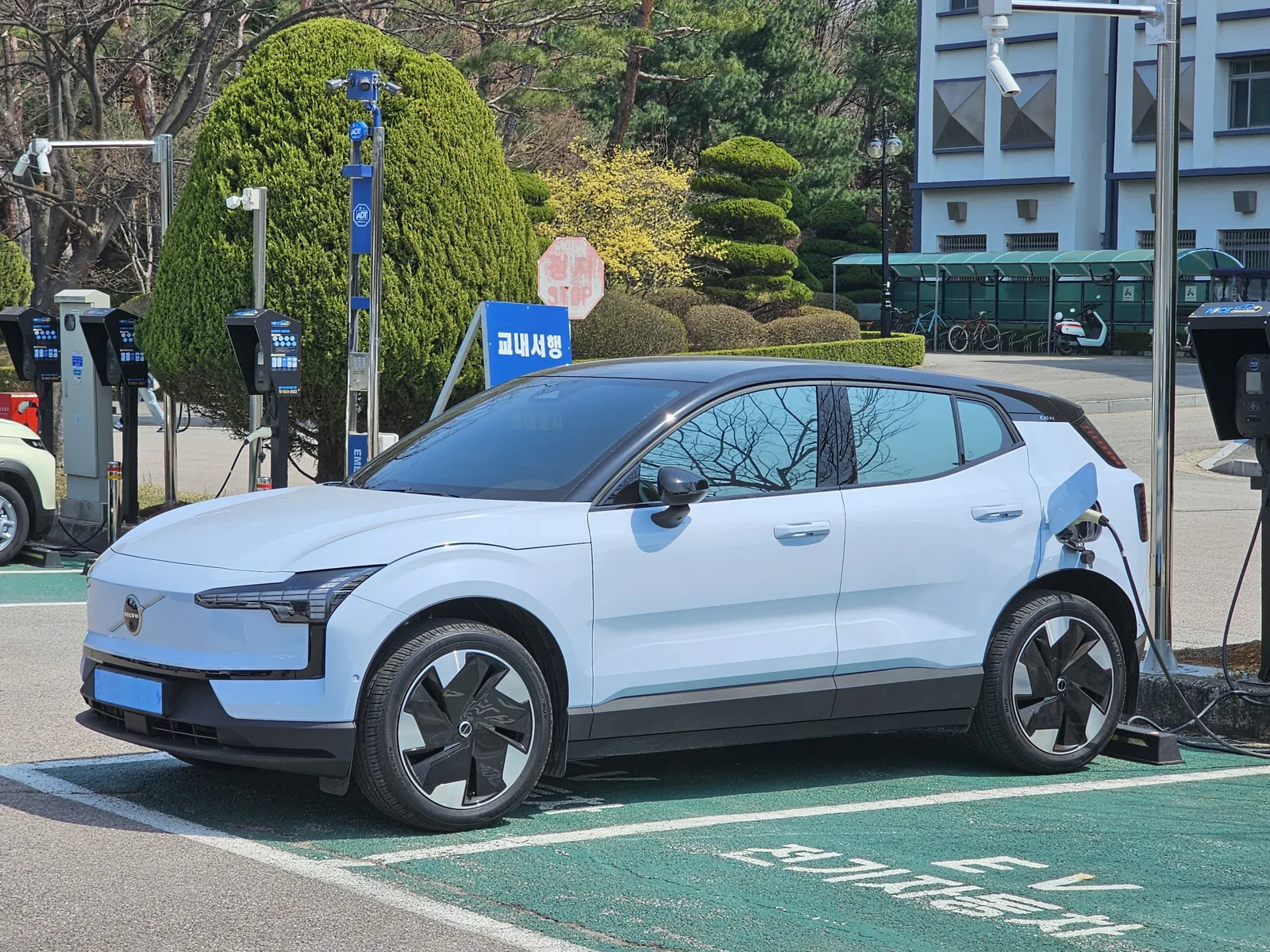 Volvo EX30 2026 : prix, autonomie et avis — le SUV électrique nordique