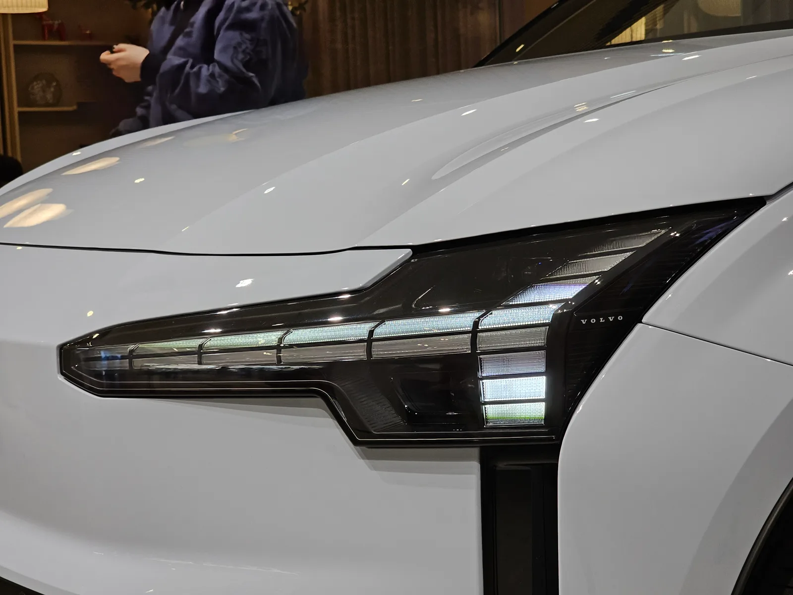 Volvo EX30 2026 blanc Crystal White en showroom Volvo Corée