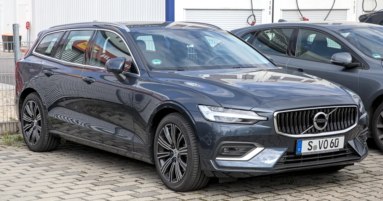 Volvo V60 2026 profil gris anthracite break latéral extérieur showroom nouvelle génération