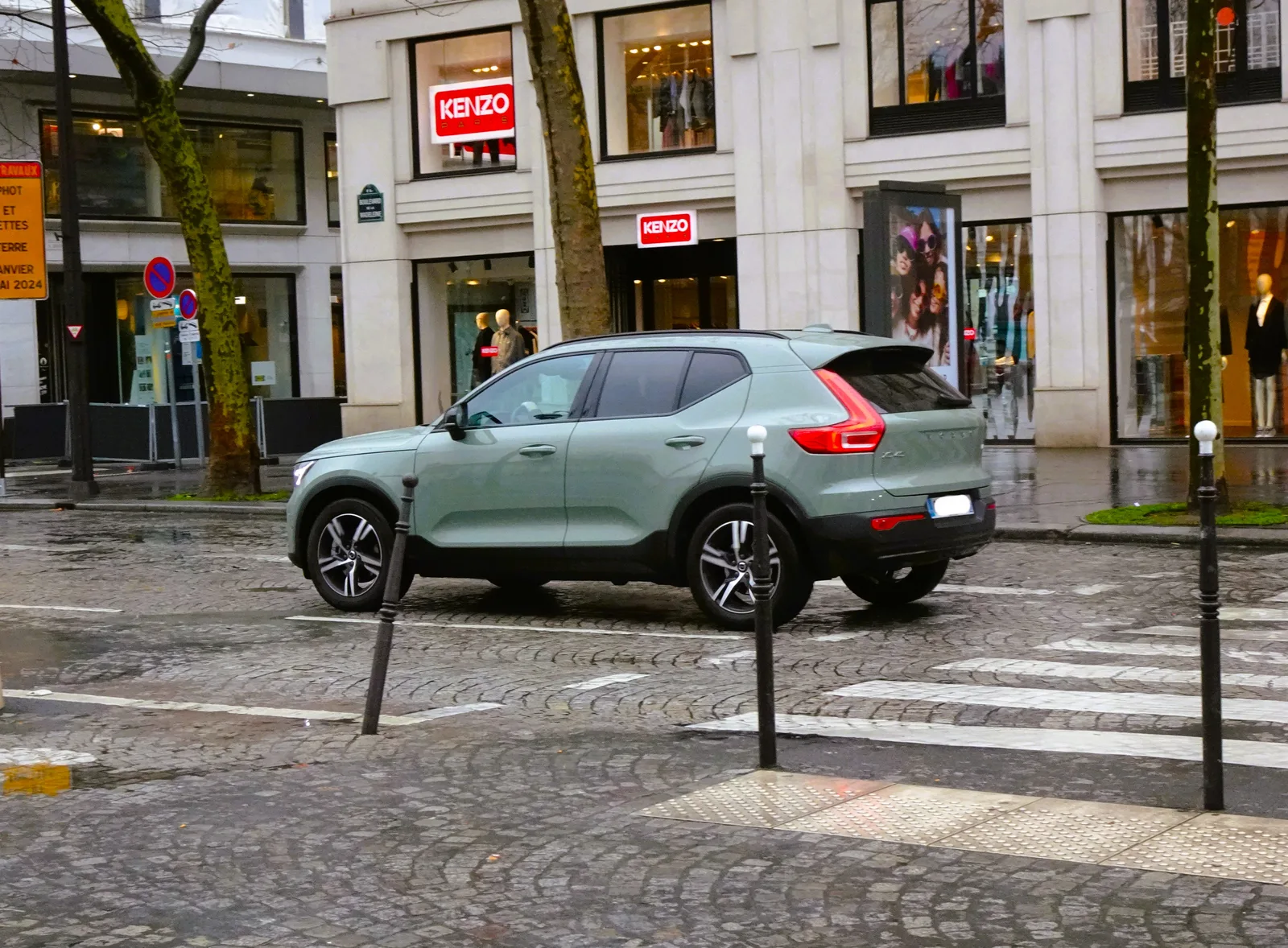 Volvo XC40 T5 AWD 2024 gris-vert côté gauche à Paris rue haussmannienne