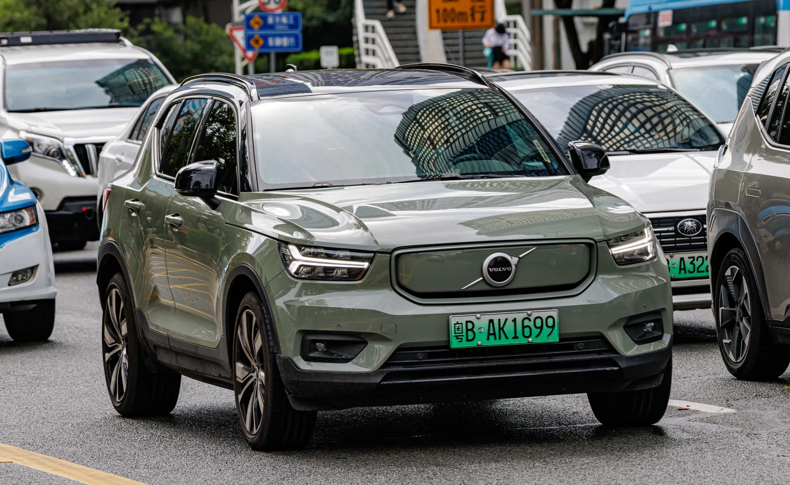 Volvo XC40 Recharge 2024 gris vert vue avant face SUV électrique compact premium