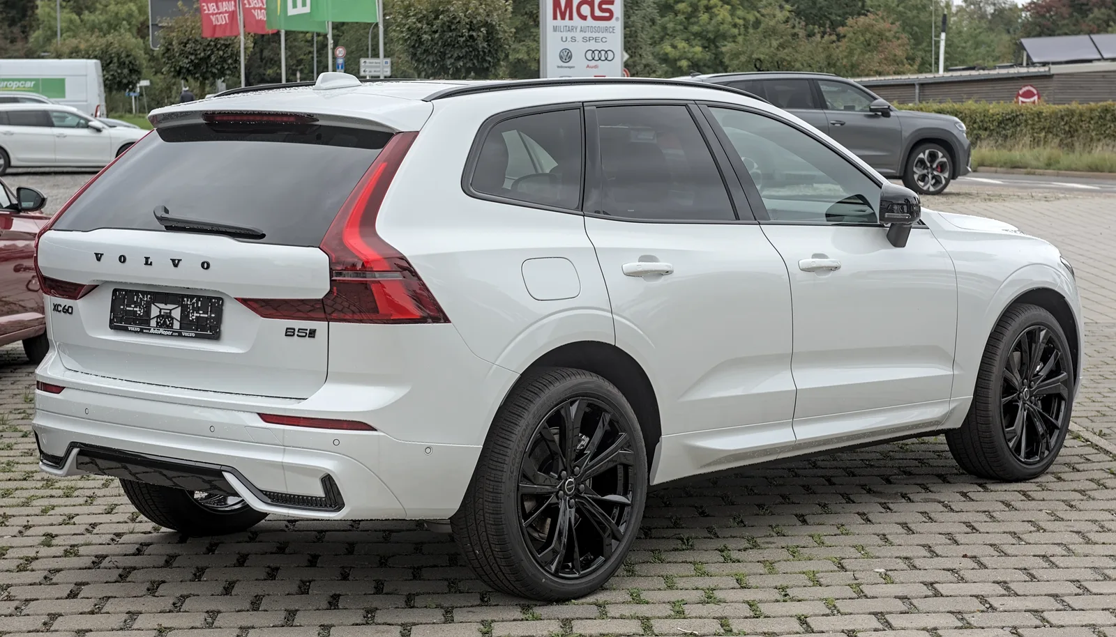 Volvo XC60 2026 restylé blanc vue trois quarts arrière profil SUV