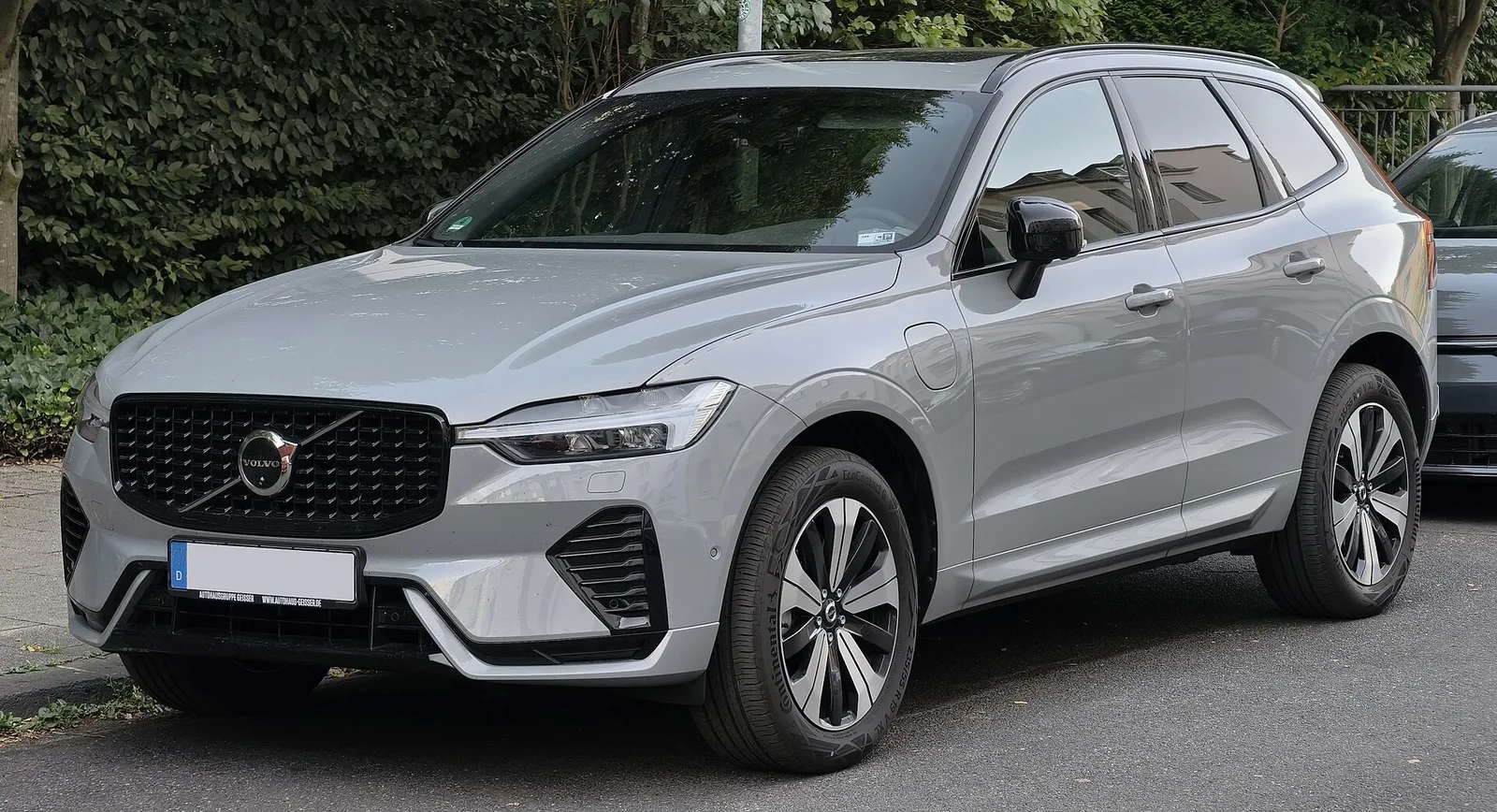 Volvo XC60 T6 hybride rechargeable restylé gris argent garé dans une rue, SUV qui passe à 200 km d'autonomie électrique en Long Range