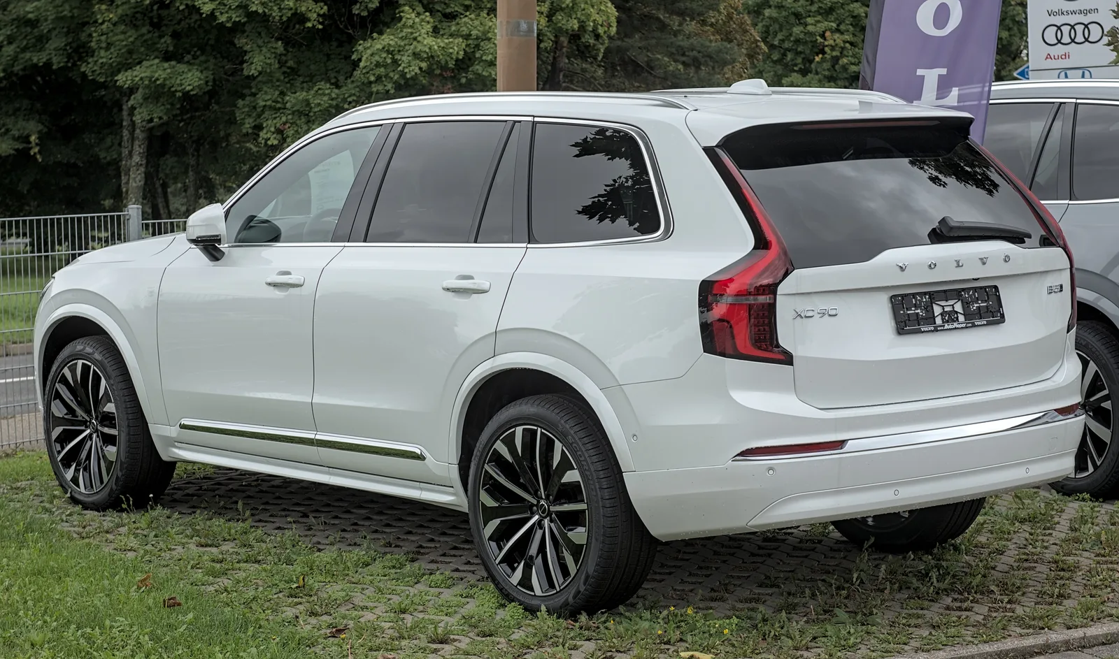 Volvo XC90 2026 blanc vue trois quarts arrière SUV familial concession