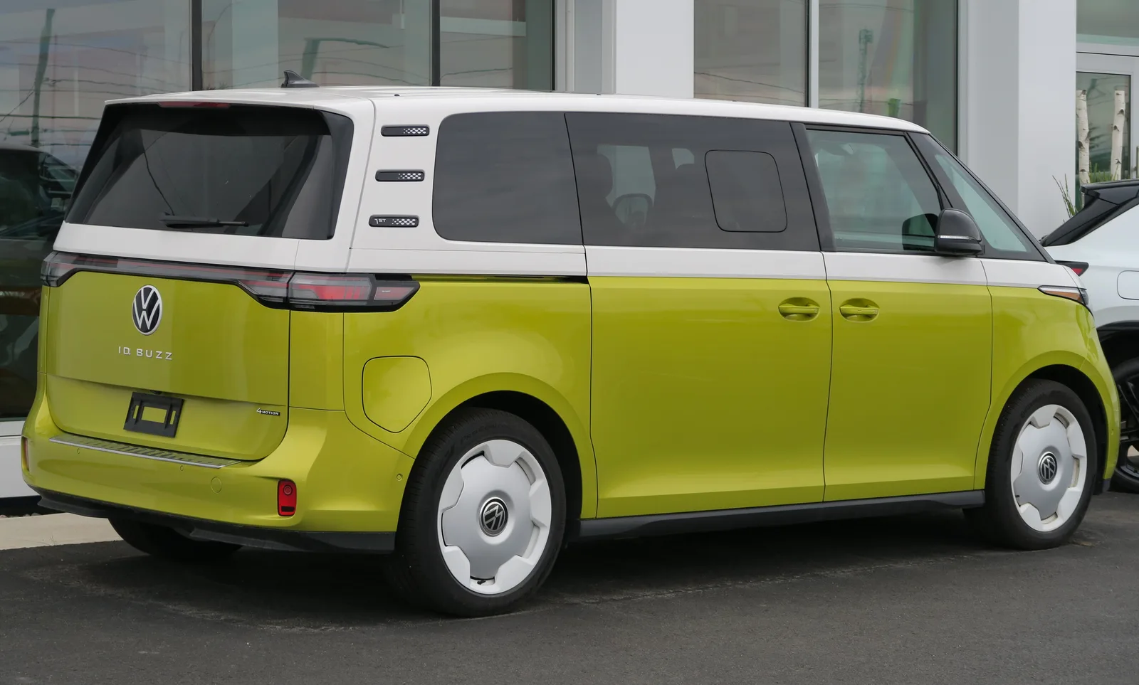 Volkswagen ID. Buzz 2026 jaune et blanc vue trois quarts arrière van familial électrique