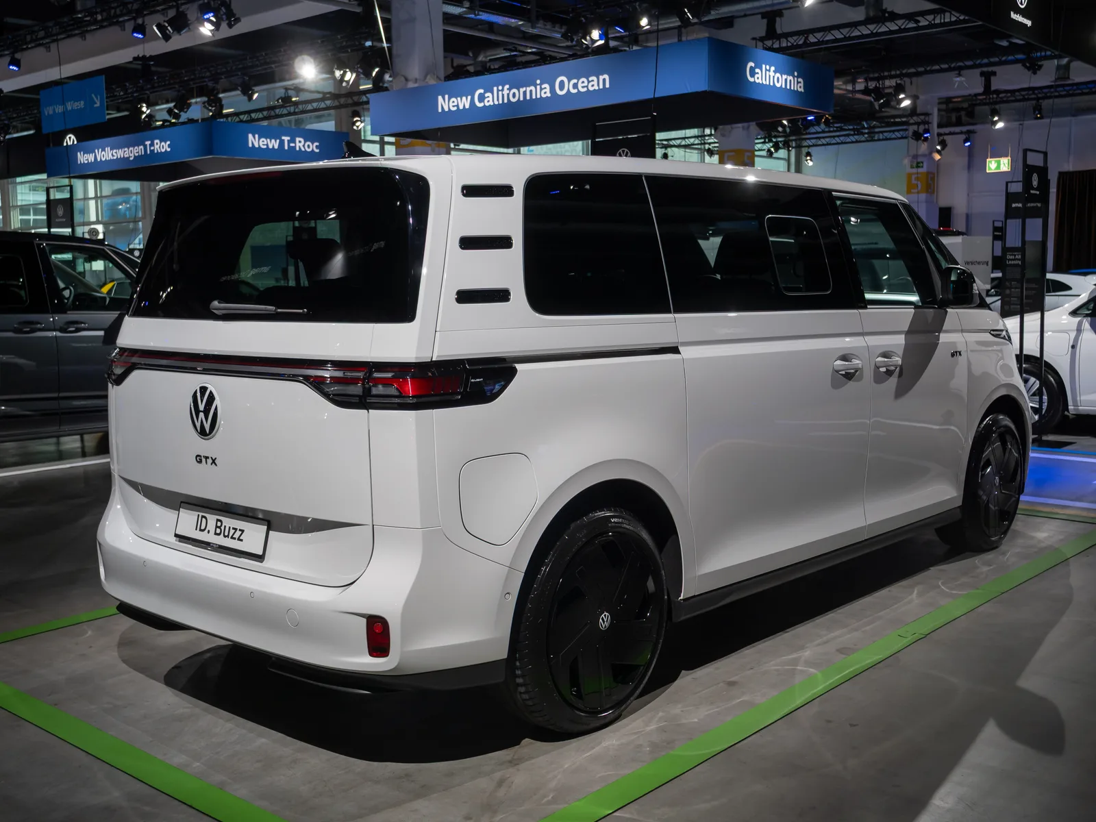 Volkswagen ID. Buzz GTX 2026 blanc vue trois quarts arrière salon automobile