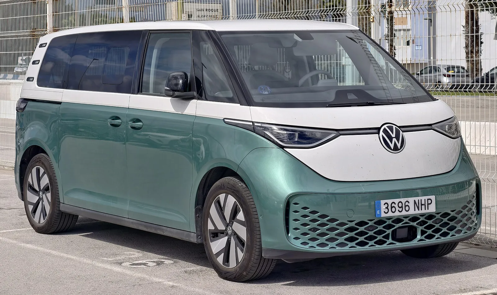 Volkswagen ID. Buzz empattement long version Pro gris et blanc vu de trois quarts avant, van électrique 7 places